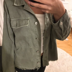 Grön Jeansjacka - As snygg grön jeansjacka från zara i en gammal modell. Jackan har silverknappar och två fickor på bröstet. Säljer eftersom den inte kommer till användning. 