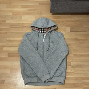 Grå burberry hoodie - Samlar upp damm i min garderob. Bra pris för snabb köp och priset kan diskuteras