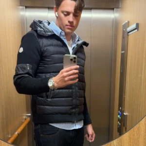 Moncler cardigan - Oanvänd sitter bra är skön till Höst, vinter, vår köp medans den finns kvar
