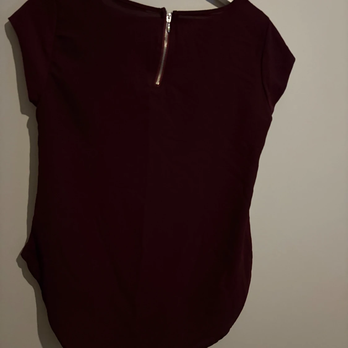 Vinröd blus från ONLY med dragkedja - 2