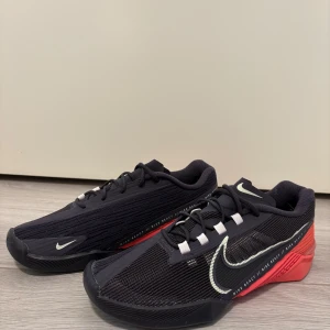 Nike Metcon training shoes - NIKE REACT METCON TURBO Malli: CT1249-558 Koko: 40,5 Ovh: noin 140e  Musta väri on hieman ajan saatossa värjääntynyt tumman sinertäväksi (nähtävillä kuvista).  Postitus/nouto  crossfit kuntosali gym