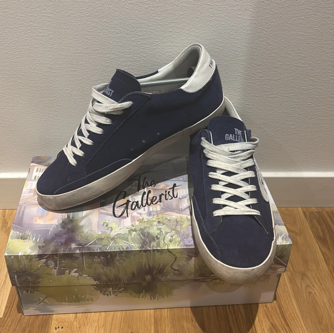 Blå sneakers The Gallerist mocka - 4