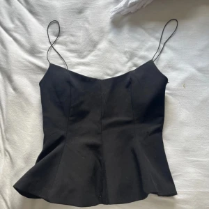 Svart korsett-topp från Zara  - Säljer en svart korsett-topp från Zara i storlek S. Den är helt oanvänd och har prislappen kvar jag köpte för 329 och säljer för 300 men ni kan buda ❤️