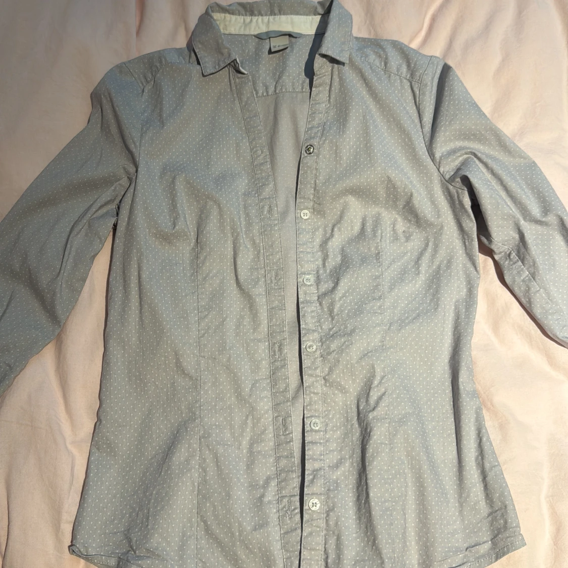 Gråprickig figurskydd skjorta från H&M, strl 36