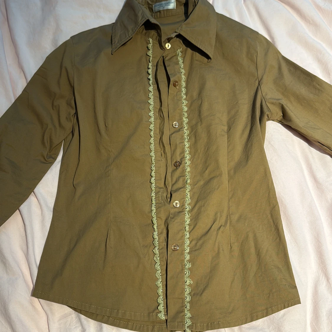 Olivgrön figurskydd skjorta med spets från Newsensation