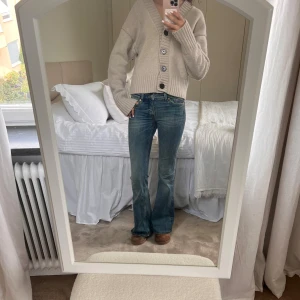 Blå bootcut jeans - Blå bootcut och lowwaist jeans från Monki!💞Storlek 24/32!