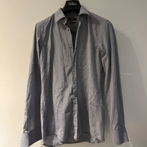 Hugo boss skjorta - Blå Hugo boss skjorta | skick 8/10 | storlek, Passar S/M | Modellen på bilden är 170 o den sitter lite stort men passar ändå | Tveka inte att höra av dig vid frågor och funderingar!