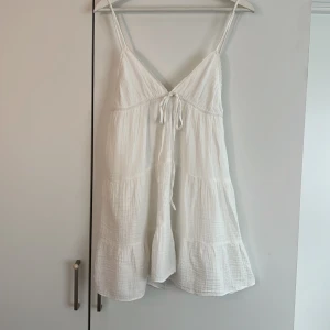Vit kort klänning - Vit kort klänning från Zara i stl xs, helt ny med lappar kvar. 