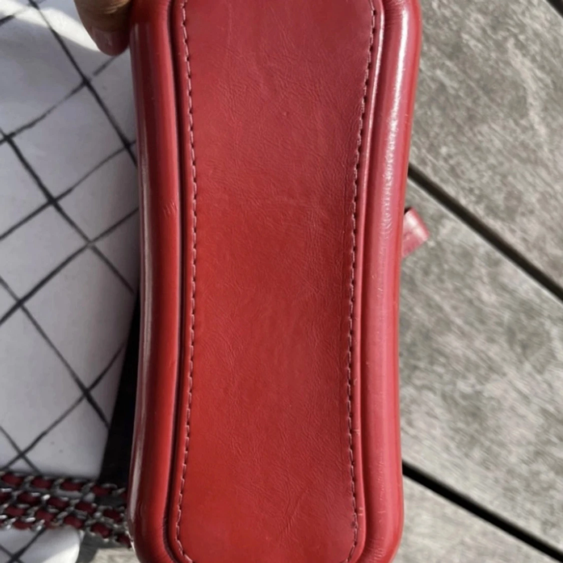 Röd quiltad Chanel axelväska i skinn - 3