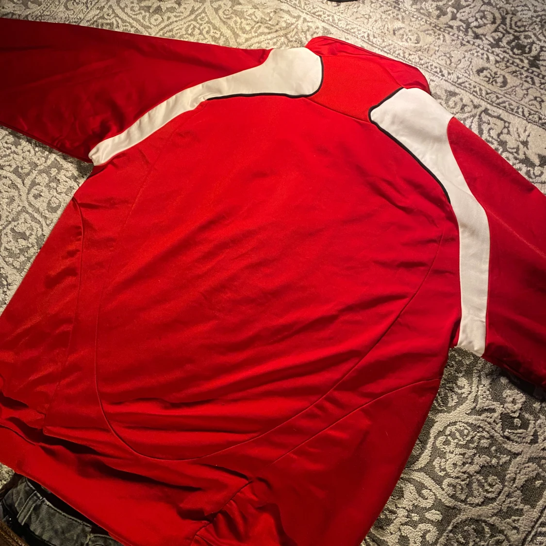 Röd Adidas sweatshirt med vita detaljer - 2