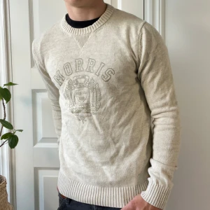 Morris sweatshirt beige M - Morris sweatshirt beige M, inga defekter. Sjukt skön därför säljs för lite dyrare. Modellen är 180,75 kg. Kom med frågor 😊