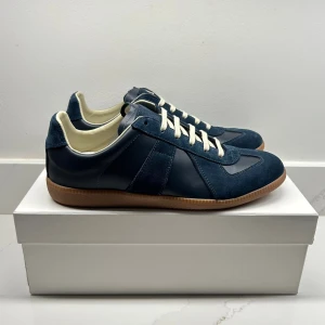 Maison Margiela Gats  - En av dem få autentiska Maison Margiela Gats | Helt nya skick 10/10 | Storlek 43 och färgen blå | Kvitto finns, box och dust-bag tillkommer vid köp | Hör av er för mer information/bilder!