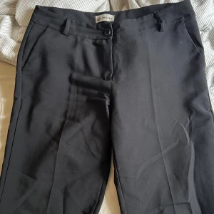 Svarta kostymbyxor från Chelsea - Säljer dessa svarta lågmidjade kostymbyxor ifrån chelsea eftersom att dom inte kommer till användning. Har använts ett par gånger men är fortfarande i bra skick, priset kan diskuteras och har du några andra frågor så skriv gjärna till mig💕