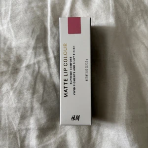 H&M Matte Lip Colour London Season - Matt läppstift från H&M i nyansen London Season, endast öppnad för bild och endast testad på handen för att se färgen mer tydligt i annonsen. 