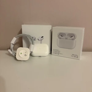 AirPods Pro 2 - ✨ Beskrivning: AirPods Gen 3 i fint skick. Trådlösa hörlurar som kopplas smidigt via Bluetooth och laddas enkelt i boxen. Bra ljud, stabil anslutning och bekväma att använda både för musik, samtal och vardag. Det här är 1:1, så passa på innan de försvinner.  🔋 Funktioner: 	•	Generation 3 	•	Laddas i boxen 	•	Stabil Bluetooth-anslutning 	•	Mikrofon för samtal  📦 Ingår: Hörlurarna + laddningsbox 