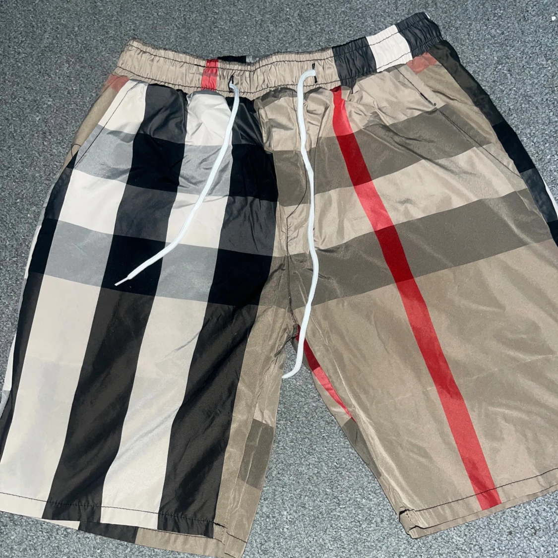 Rutigta shorts med snörning