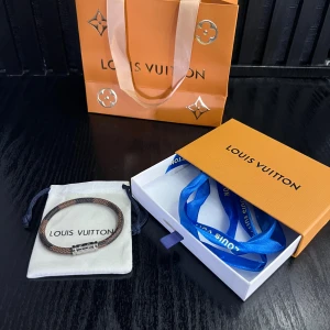 Lv armband 19 - Sprillans nytt armband! Riktig go investering! Finns endast i storlek 19✔️ allt på bilden medföljs vid köp✔️Vid minsta fundering kontakta mig✔️