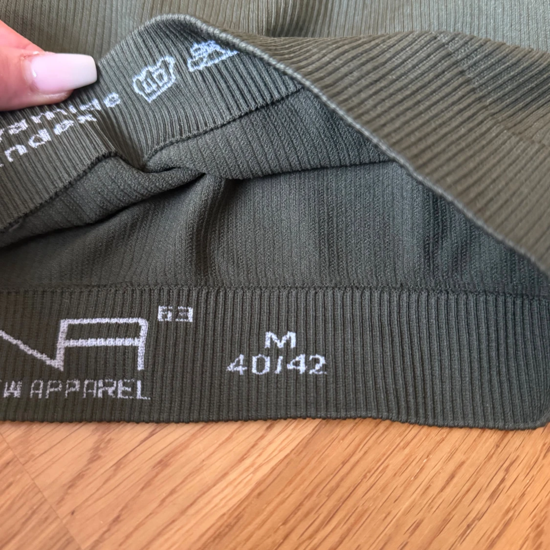 Mörkgrön ribbad croppad tröja - 2