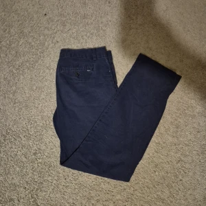 Ralph lauren chinos - Säljer ett par mörkblåa Ralph Lauren chinos. Dom är i jättebra skick med alla lappar kvar, och dom är såklart äkta. Pris kan diskuteras. Storlek M (14).
