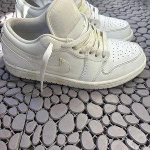 Nike Air Jordan 1 Low - Säljer sonens Nike Air Jordan 1 Low sneakers i storlek 40. Färg: vita. Skorna är i bra använt skick! Se bilder. Skosnörena är lite missfärgade i gult, se bilder. Men skorna är inte missfärgade.  Ställ gärna frågor eller be om fler bilder vid intresse.  Mvh Mimmi