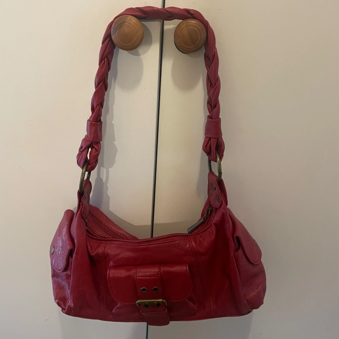 Röd axelväska med flätat handtag
