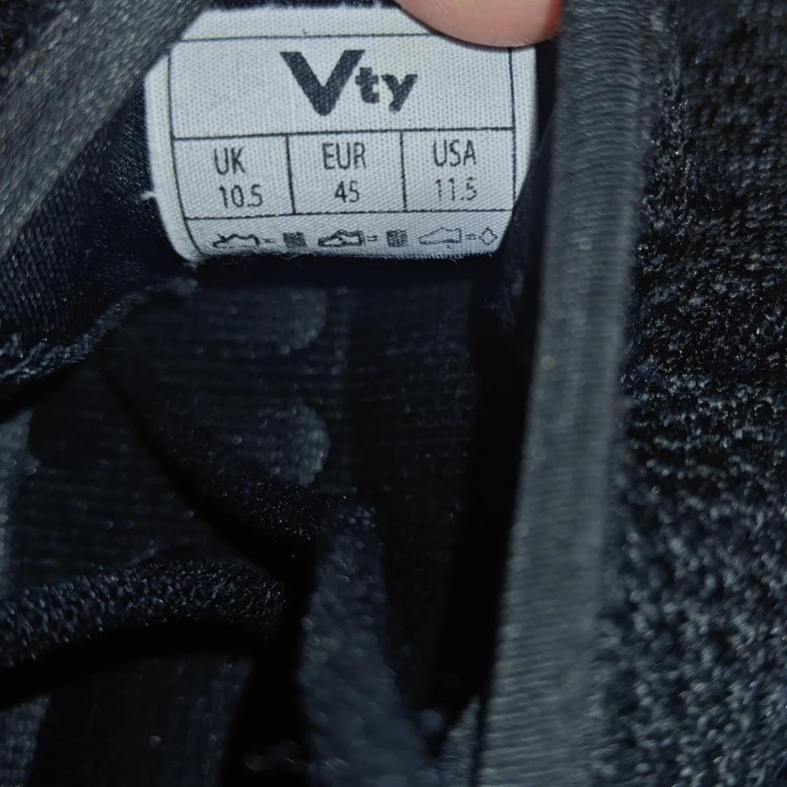 Svarta sneakers från Vty strl 45 - 2