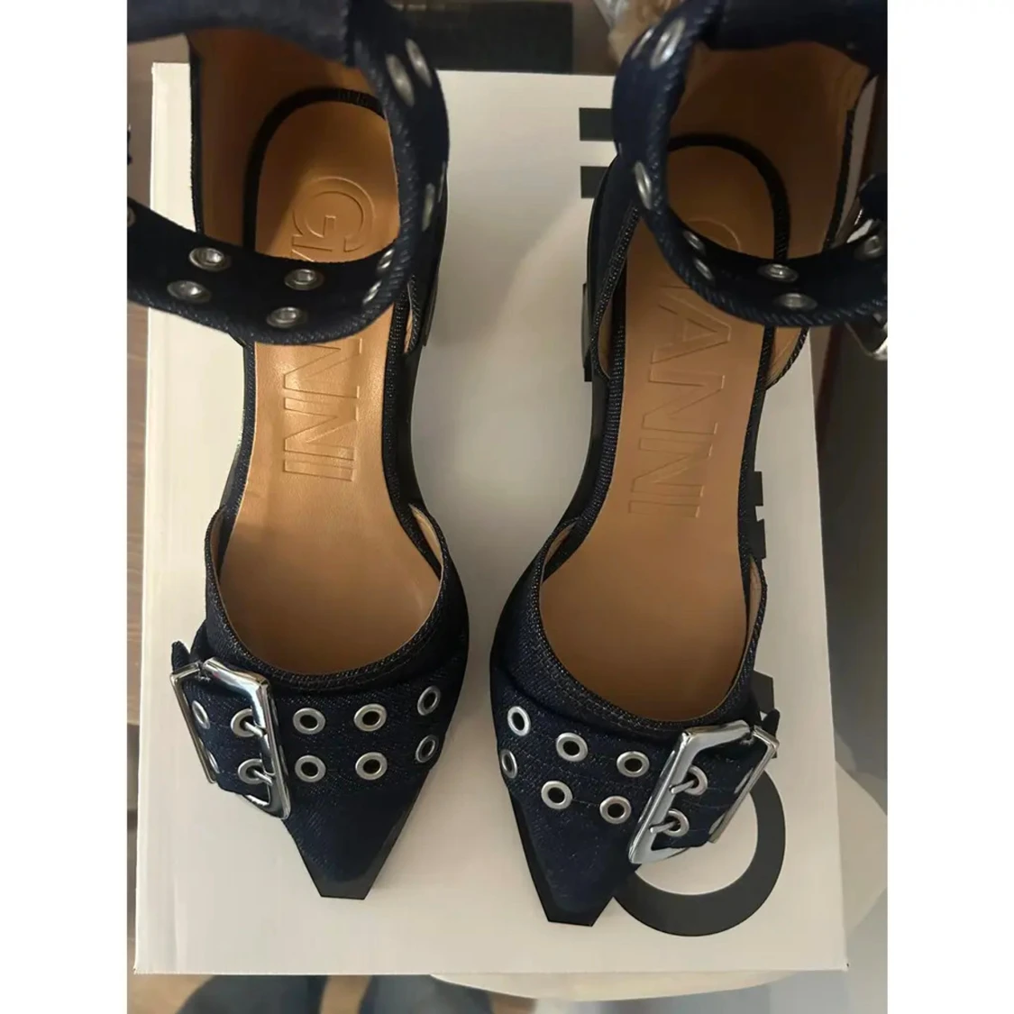 Ganni pumps med stora spännen - 1