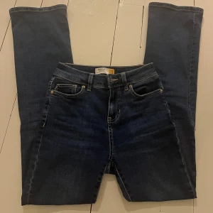 Bootcut jeans från Next, mörkblå - Mörkblå bootcut jeans från Next med hög midja men sitter som mid rise. Använda få gånger så i bra skick, skriv om du har frågor. 