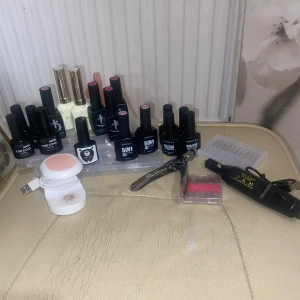 Nagelkit med gel och elfil - Säljer ett komplett nagelkit med flera gelpolish, top coat, base gel, nail glue och elfil med olika sliphuvuden. Färgerna är mestadels svarta och vita flaskor, några med guldlock. Perfekt för dig som vill fixa naglarna hemma med proffsiga produkter.