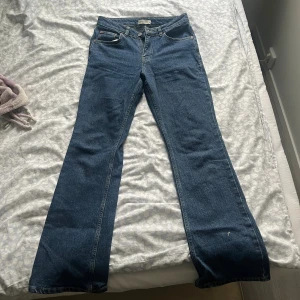 Blå bootcut jeans från Gina Tricot - Low waist jeans från Gina i storlek 36