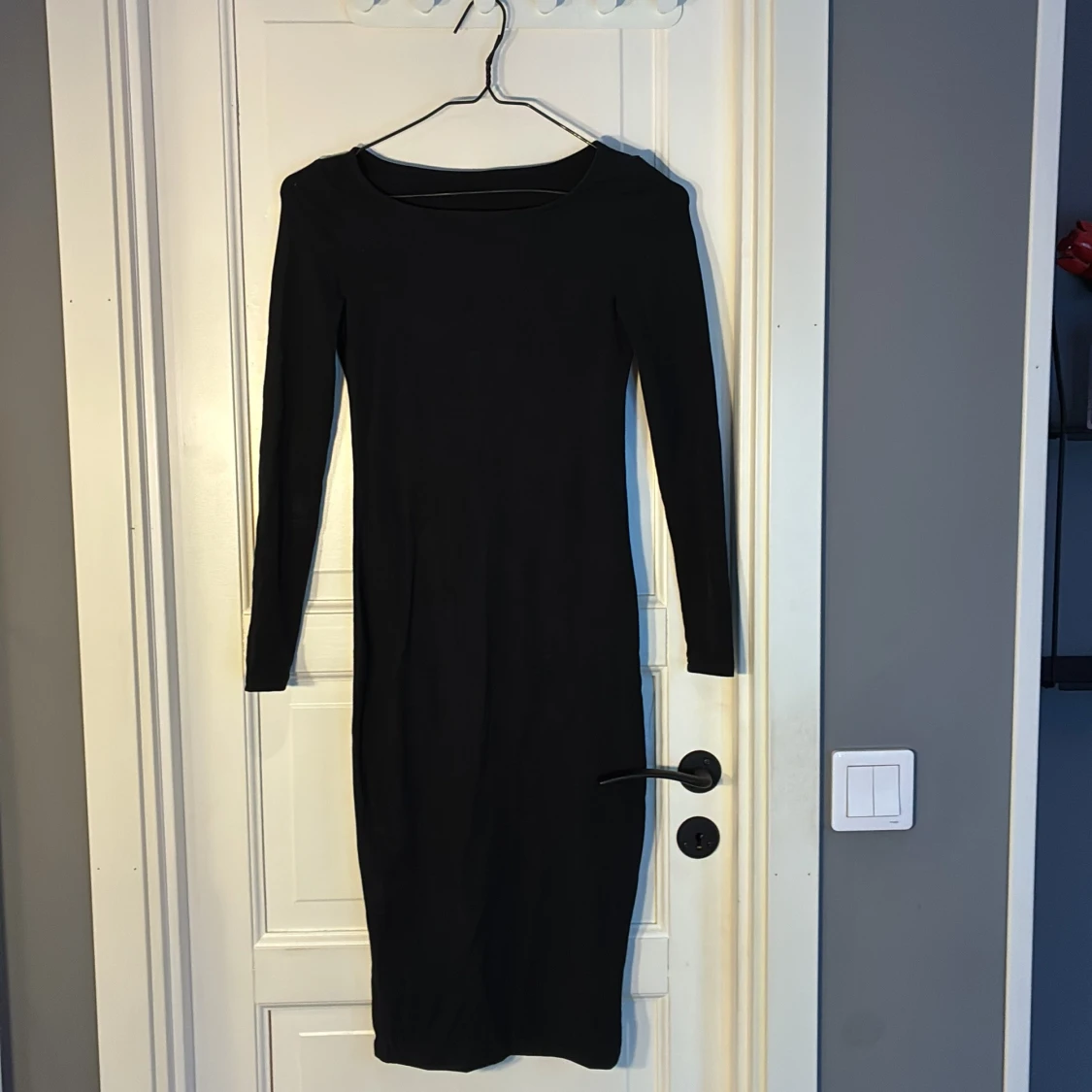 Svart långärmad klänning - 1