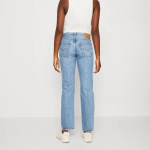Levi's jeans - Klassiska Levi's jeans som är används ett fåtal gånger. Första två bilderna är från nätet för att visa passformen men färgen på jeansen är något mörkare (se bild 3). Hör av dig vid frågor!🩷