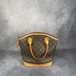 Louis vuitton ”Lockit” Hand bag - Skick: 8/10. | Ingår: väska.| Nypris: ~20 000kr För mer omfattande detaljer och bilder se thegrandcloset.com