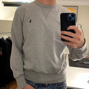 Ralph Lauren Tröjor, Grå + svart - Tja säljer en riktigt snygg och skön grå Ralph lauren tröja. Tröjan är i skicket 9/10, väldigt fin och väl omhändertagen. Den är i storlek M. Tröjan är perfekt nu till hösten🍁 nypris 2300 kr Hör av dig vid funderingar🙌 + den svarta