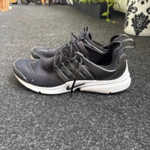 Nike Presto skor - Nike Presto – storlek 43 Säljer ett par Nike Presto sneakers i storlek 43. Skorna är i rätt så bra skick, fräscha och bekväma att gå i. Passar både till vardag och träning. ✔️ Storlek: 43 ✔️ Modell: Nike Presto ✔️ Skick: Bra, inga större skador 📦 Skickar inom 24h