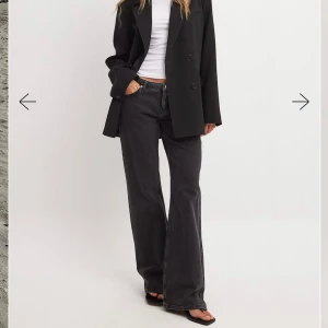 Svarta lågmidjade jeans från NA-KD - Säljer dessa svarta jeans från na-kd med låg midja. Helt nya, har bara använt en gång och efter det inte fått användning för dem, men tog av lappen så går ej att lämna tillbaka. Nypris 699kr