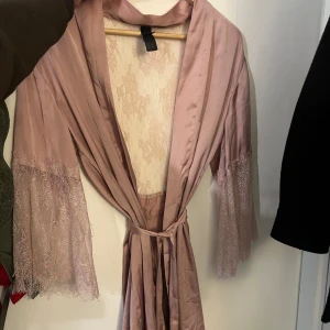 Kimono hunkemöller  - Lite sönder vid armen lägger in bild 