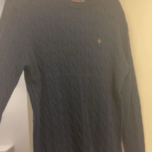 Mörkblå kabelstickad tröja Morris - Snygg mörkblå kabelstickad tröja från Morris i 100% merinoull. Råka krympa i tvätten så passar en S/M