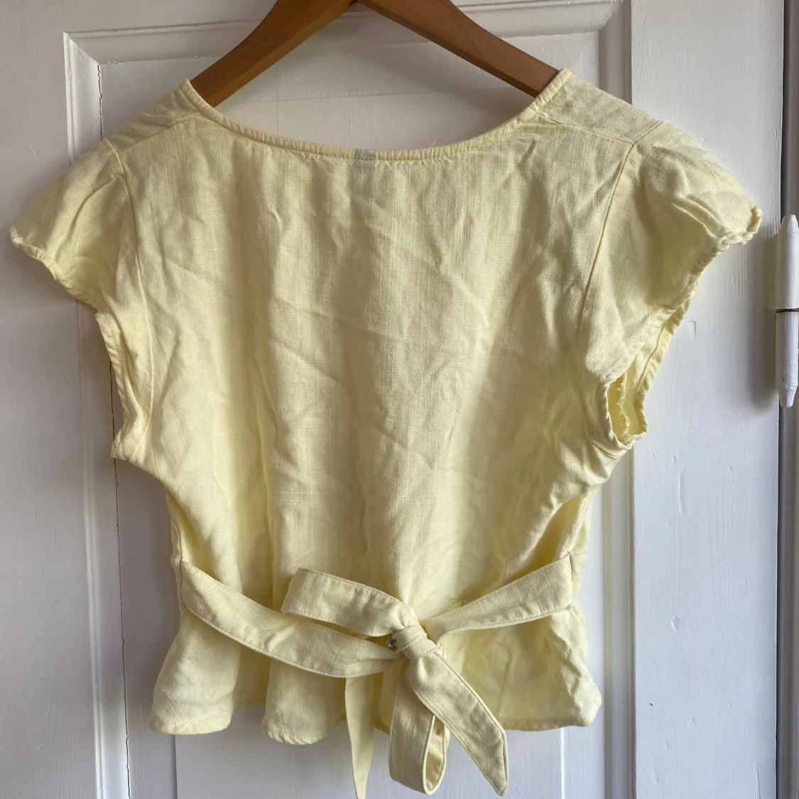 Ljusgul omlottopp från H&M Divided - 1