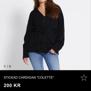 Stickad kofta Colette med knytband - Säljer en stickad kofta från lager 157 igrått. Koftan har omlottmodell med knytband i midjan och v-ringad hals. Långärmad och loose fit, perfekt för lager-på-lager. Enkel och stilren design som funkar året runt.