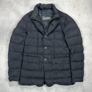 Herno down blazer - – Condition: 9/10  – Retail price: 9000 + SEK  The model is 185 cm tall