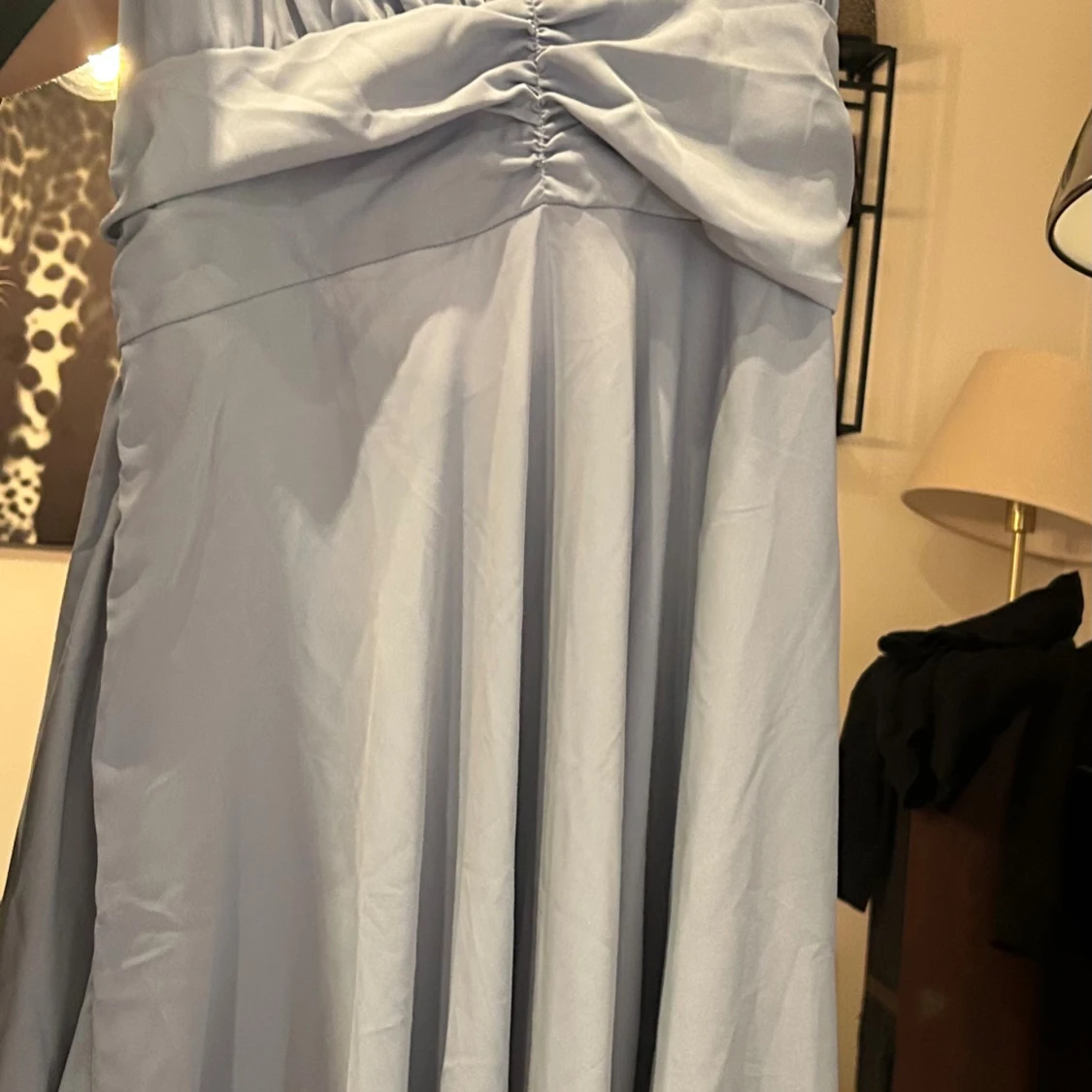 Blå klänning med öppen rugg  - 1