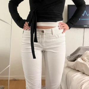 Vita bootcut jeans - Vita bootcut jeans, skulle säga att det är midwaist. Säljer då de är lite stora i midjan för mig, brukar vanligtvis ha S/36 i byxor. Har sprättat upp de längst ner och passar bra i längden för mig som är 161cm