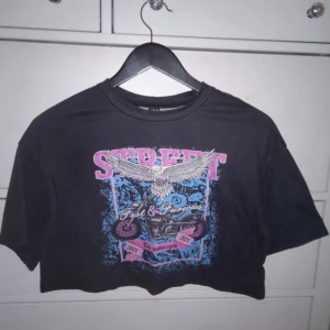 Croppad t-shirt med tryck  - En vä lanvänd croppad t-shirt med tryck 