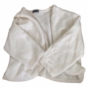 Supersöt bolero från Lindex! - Mysig vit bolero/kort kofta från Lindex i superskönt stickat material. Korta ärmar💗 passar som en strl S/XS