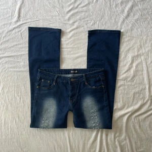 Coola jeans  - Jättebra skick! Känns nya, mått: midjemått rakt över 43 + mycket stretch grenhöjd 22,5 benöppning 21,5 innerbenslängd 77cm❤️