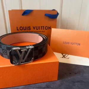 Äkta Louis Vuitton bälte -  Voyage 35 Marron Säljer ett exklusivt och 100% äkta Louis Vuitton-bälte. Modell: M9839U CE. Voyage 35 Marron 90 Nypris: 5 200 kr (kvitto finns och medföljer som bevis på äkthet).  🔹 Material: Premiumläder med ikonisk LV-detaljer 🔹 Färg: Svart (Marron) med silverfärgat spänne 🔹 Storlek:44–110 🔹 Skick: Ny skick(helt nytt) 🔹 Levereras med originalförpackning & kvitto  Perfekt för dig som vill ha orten still eller grisch, eller bara vill ha en lyxig still som passar till allt. SKRIV FÖR INFO!!!!!!!