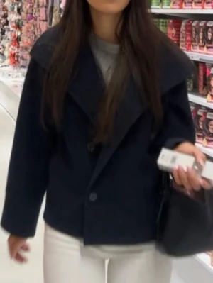 blå kappa från gina young  - knappt använd, storlek 158-164 men skulle säga xs 