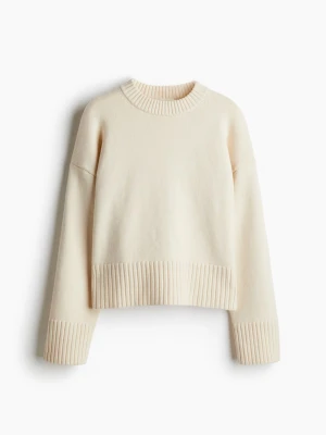 Krämvit stickad tröja - Säljer en krämvit stickad tröja med rund hals och breda ribbade muddar vid ärmslut och nederkant. Tröjan har en avslappnad passform och är perfekt för lager på lager. Materialet känns mjukt och mysigt. Nypris 299. Skriv för fler bilder!