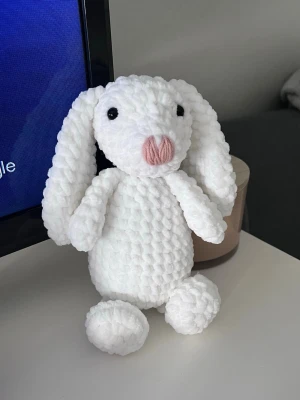 Virkad nalle🧸 - En vit virkad nalle i mjukt garn❣️